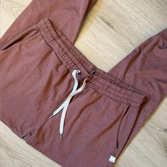 Vuori performance joggers - Picture 3 of 4